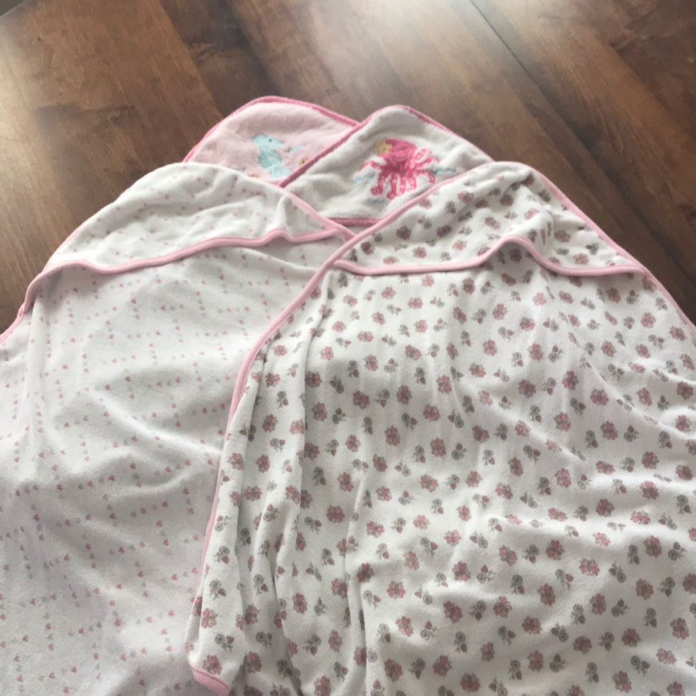 4 hooded baby towles